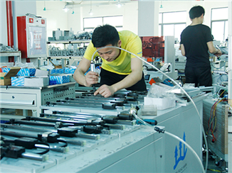 Automatic locking screw machine