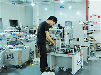 Automatic screw locking machine